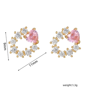 Vista detallada de las medidas 9mm x 11mm de los pendientes de corazón con circón rosa