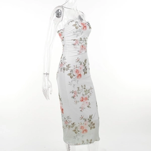 Midi-Blumenkleid mit Spaghettiträgern, seitlicher Raffung und Rosenmuster-Print