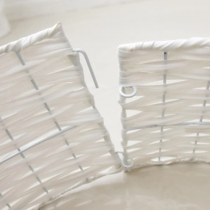 Support de pied de sapin de Noël tressé blanc nordique avec détail de boucle en métal