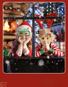 Enfants portant des lunettes de Noël avec couronnes et bois de renne dans un décor chaleureux
