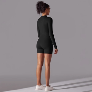 Vista posteriore di una tuta da yoga nera a maniche lunghe e body elasticizzato