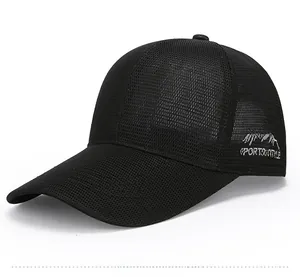 Dettaglio del ricamo con testo Sports Style e icona di montagna su cappello mesh nero