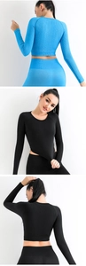 Détail de leggings côtelés taille haute et haut court à manches longues pour le yoga
