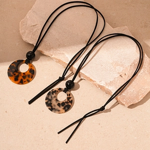 Leopard Print Acrylic Circle Pendant Necklace Bohemian Resin Tortoiseshell Sweater Chain Women Vintage Minimalist Style