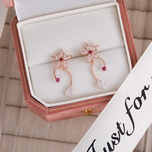 Close-up of pink flower earrings with zircons in a rose gold finish jewelry box