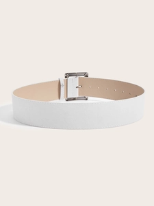 Vue détaillée d'une large ceinture blanche en cuir avec boucle carrée argentée et trous de réglage