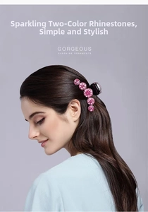 Dettaglio di una molletta per capelli con strass rosa indossata su un'acconciatura