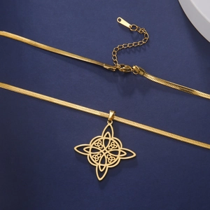 Nahaufnahme der goldenen Schlangenkette mit keltischem Knoten auf blauem Hintergrund