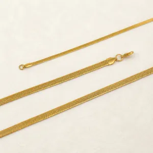 Nahaufnahme der goldenen Schlangenkette mit Karabinerverschluss und Flachglied-Struktur