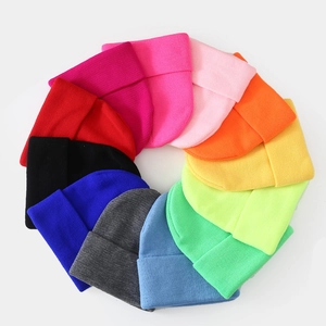 Effen gebreide muts met omslag in diverse snoepkleuren voor winterse warmte en hiphopstijl