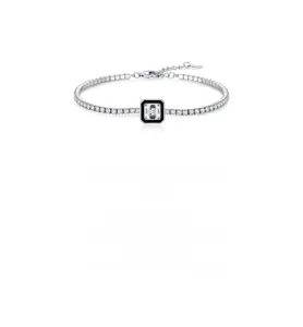 Dettaglio del bracciale tennis in argento S925 con quadrato in smalto nero e chiusura a moschettone