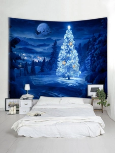 Détail macro de la tapisserie de Noël avec sapin lumineux et traîneau par nuit de neige
