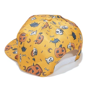 Detail van Halloween snapback pet met pompoenprint en verstelbare witte sluiting