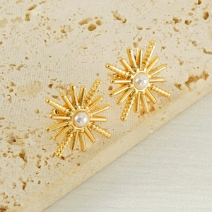 Boucles d'oreilles soleil dorées avec perle et clous minimalistes en acier inoxydable de style français