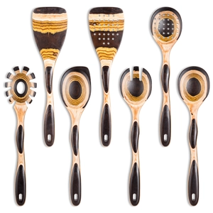 Dettaglio set 7 utensili da cucina in legno colorato con venature in legno pakka