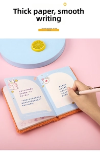 Detalle del set de papelería de felpa con cuaderno de papel grueso y dibujos de conejos