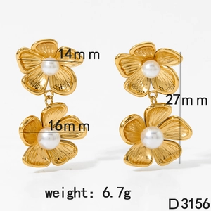 Goldene Edelstahl-Ohrringe im Blumendesign mit weißen Perlen und Maßen