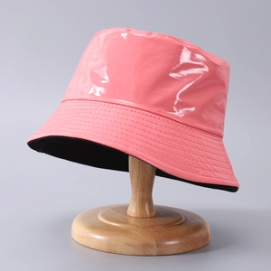 Dettaglio cappello alla pescatora in ecopelle rosa lucida con cuciture e fodera nera