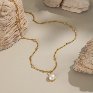 Elegant gold pearl necklace with beaded chain on natural stones for a luxury look