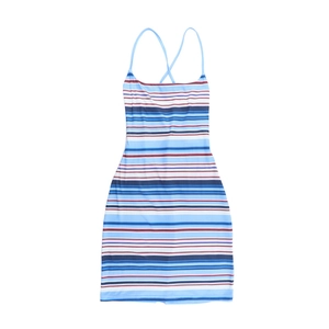 Détail du motif à rayures horizontales colorées sur la robe sexy dos nu en maille serrée