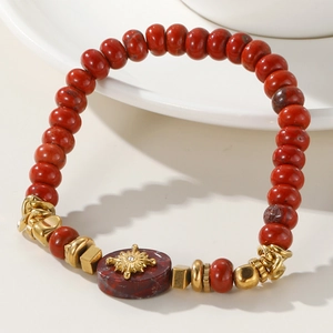 Collier artisanal en perles d'agate rouge avec pendentif soleil doré en acier inoxydable