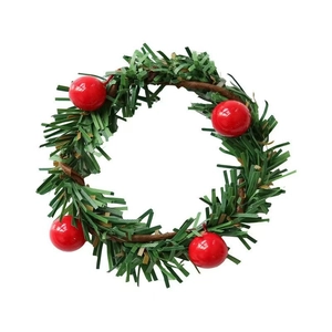 Weihnachts-Serviettenring mit grünen PVC-Kiefernadeln und roten Beeren auf weißem Grund