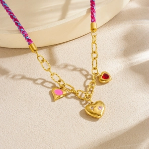 Collier tressé rose et bleu avec trois pendentifs cœurs dorés et détails en cristal rouge