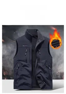 Detail der blauen Outdoor-Weste mit warmem Fleece-Futter und mehreren Reißverschlusstaschen