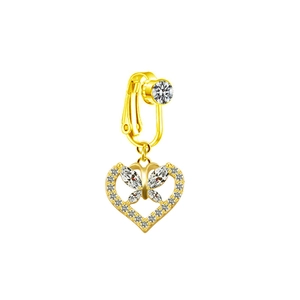 Gros plan détaillé du clip de nombril doré en forme de cœur avec pendentif papillon