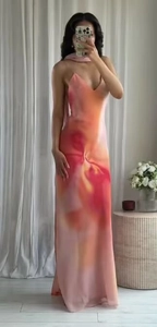 Vue détaillée d'une robe longue satinée dégradé rose et orange avec un élégant dos nu