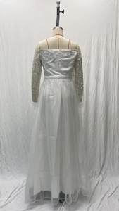 Vue détaillée du dos d'une robe de mariée en dentelle avec broderie et longues manches voile