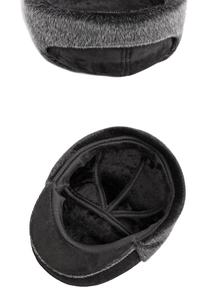 Detalle de gorro de invierno con exterior de piel sintética y forro polar negro grueso
