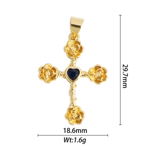 Détails du pendentif croix dorée 29,7mm serti d'un saphir cœur et motifs roses