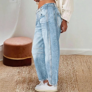 Damen-Retro-Bananen-Jeans in Hellblau, lockerer gerader Schnitt in der Seitenansicht