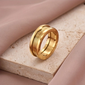 Bague multicouche dorée à chiffres romains sur pierre naturelle et soie rose