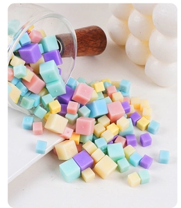 Macro-opname van kleurrijke PVC suikerklontjes in macaronkleuren voor DIY-decoratie