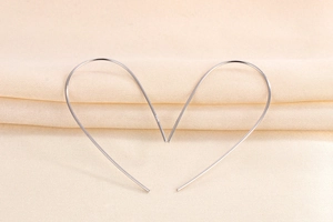 Dettaglio del marchio S925 su orecchini pendenti a forma di cuore in argento puro