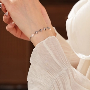 Détail d'un bracelet étoile en argent avec zircons étincelants porté au poignet