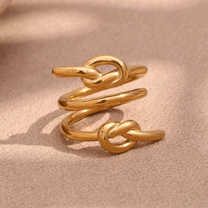 Détail d'une bague triple épaisseur plaquée or 18 carats avec design à nœuds poli