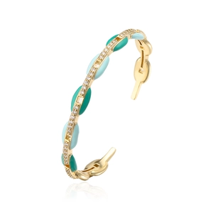 Dettaglio del bracciale naso di maiale placcato oro 18K con smalto e zirconi pavé