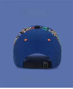 Détail de la sangle noire réglable et de la boucle en métal sur la casquette marine