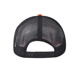 Détail de l'arrière de la casquette trucker en mesh noir avec bouton orange et snapback