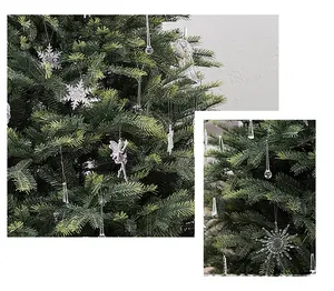 Dettaglio di fiocchi di neve e ciondoli a fata in acrilico su un albero di Natale