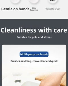 Détail de la brosse de cuisine avec distributeur de savon et effet de mousse dense