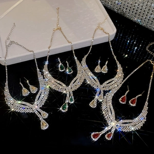 Detailliertes Luxus-Schmuckset mit Kristall-Tropfen-Halsketten und Ohrringen