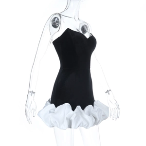 Détail du bustier en velours avec ourlet de jupe bulle blanc contrasté élégant