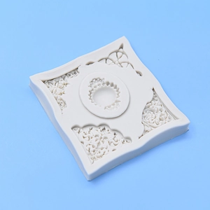 Makroaufnahme der weißen Silikonform mit aufwendigen europäischen Relief-Blumenmustern