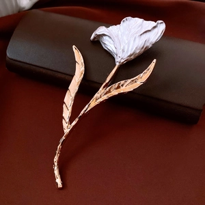 Détail de la broche tulipe en émail blanc avec feuilles et tige texturées or rose