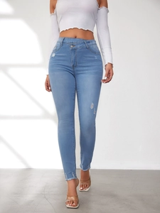 Detail von hellblauer High-Waist-Jeans mit schrägem Knopfverschluss und fransigem Saum