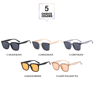 Vue à plat de cinq lunettes de soleil carrées vintage oversize en diverses couleurs